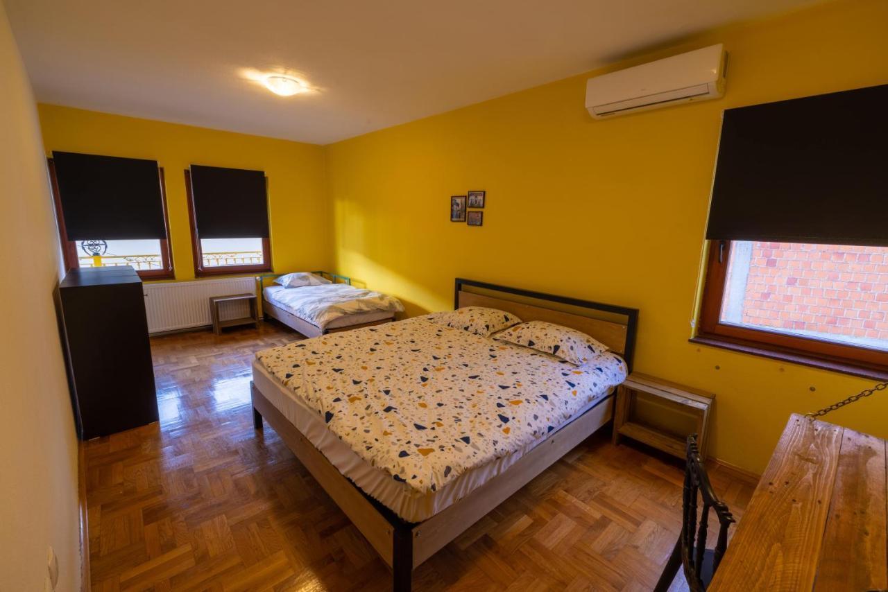 Hostel Prishtina Backpackers Prishtine Bagian luar foto