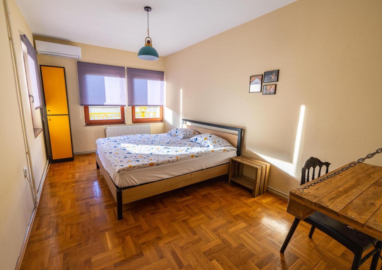 Hostel Prishtina Backpackers Prishtine Bagian luar foto