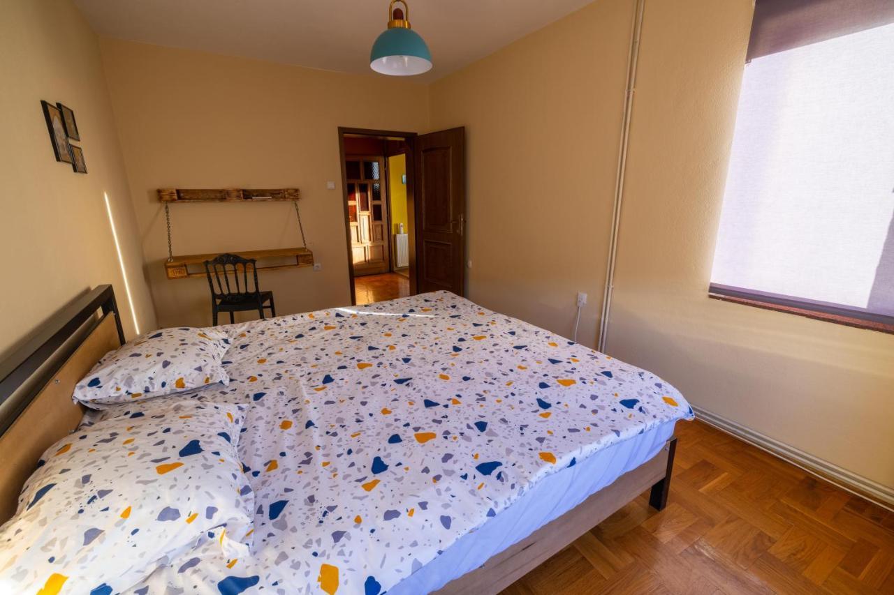 Hostel Prishtina Backpackers Prishtine Bagian luar foto