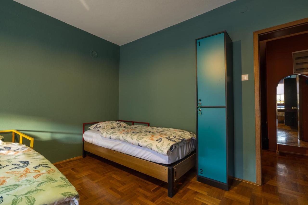 Hostel Prishtina Backpackers Prishtine Bagian luar foto