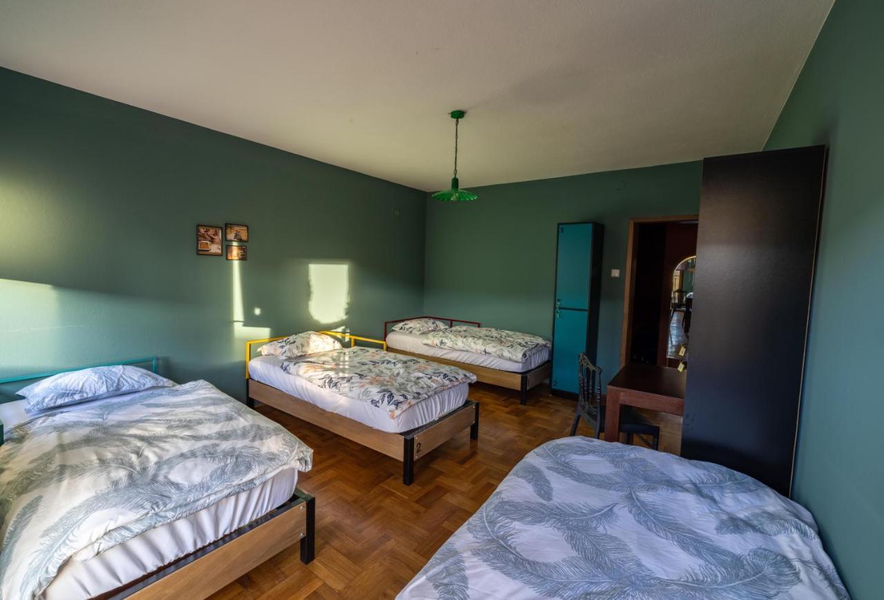 Hostel Prishtina Backpackers Prishtine Bagian luar foto