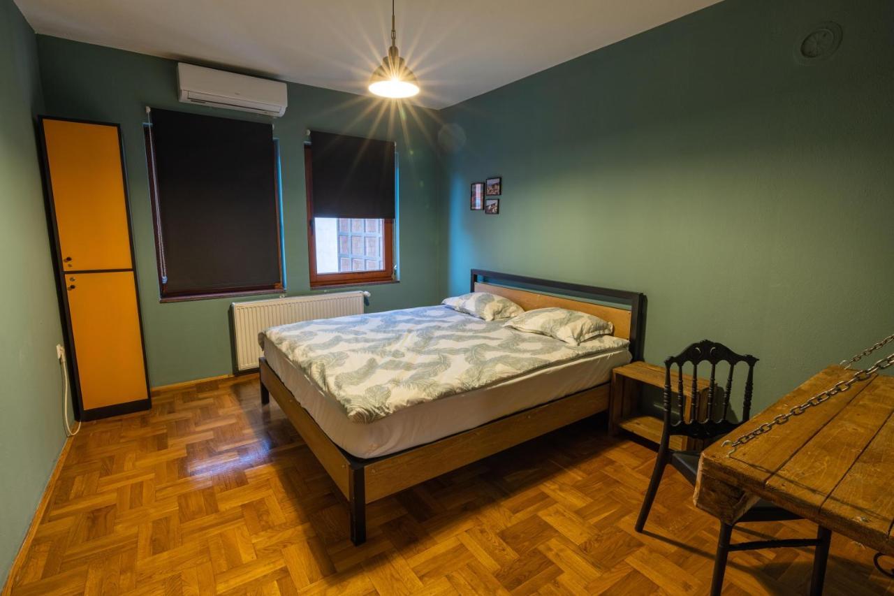 Hostel Prishtina Backpackers Prishtine Bagian luar foto