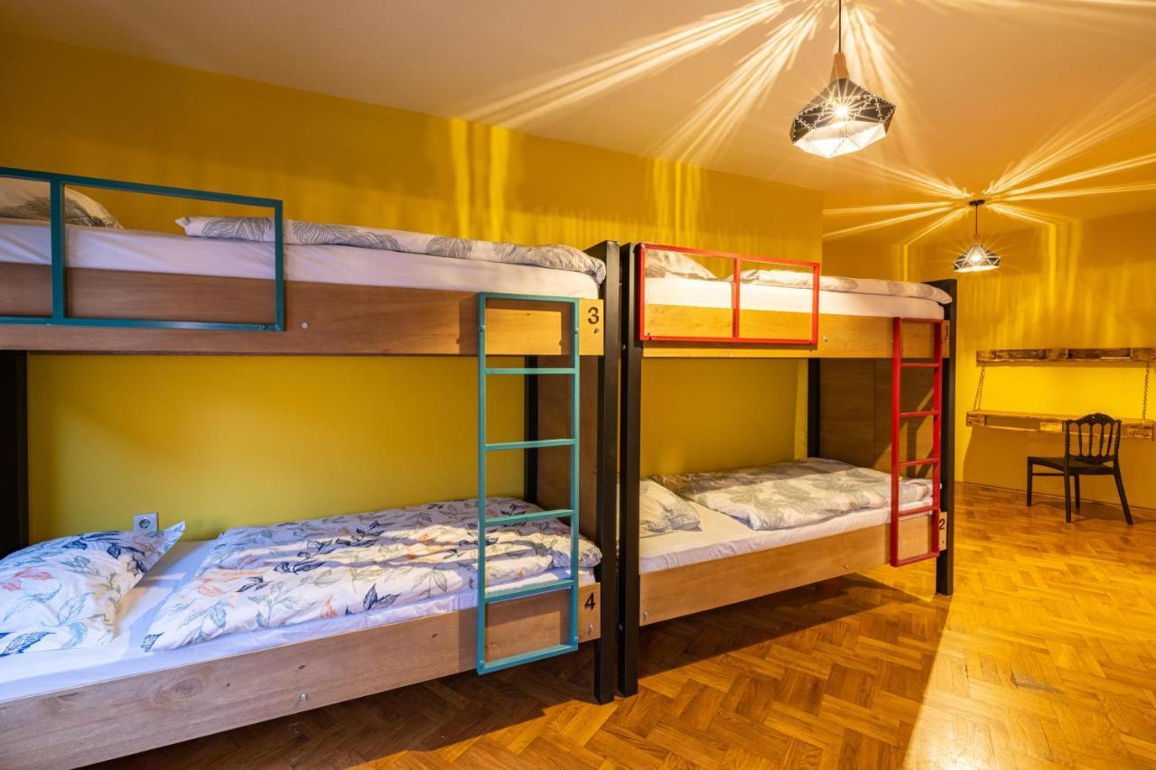 Hostel Prishtina Backpackers Prishtine Bagian luar foto