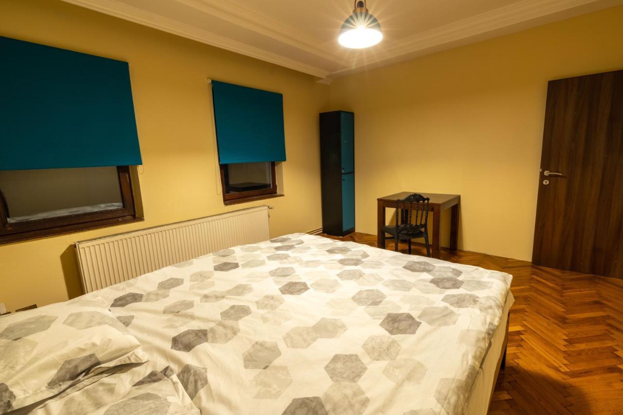Hostel Prishtina Backpackers Prishtine Bagian luar foto