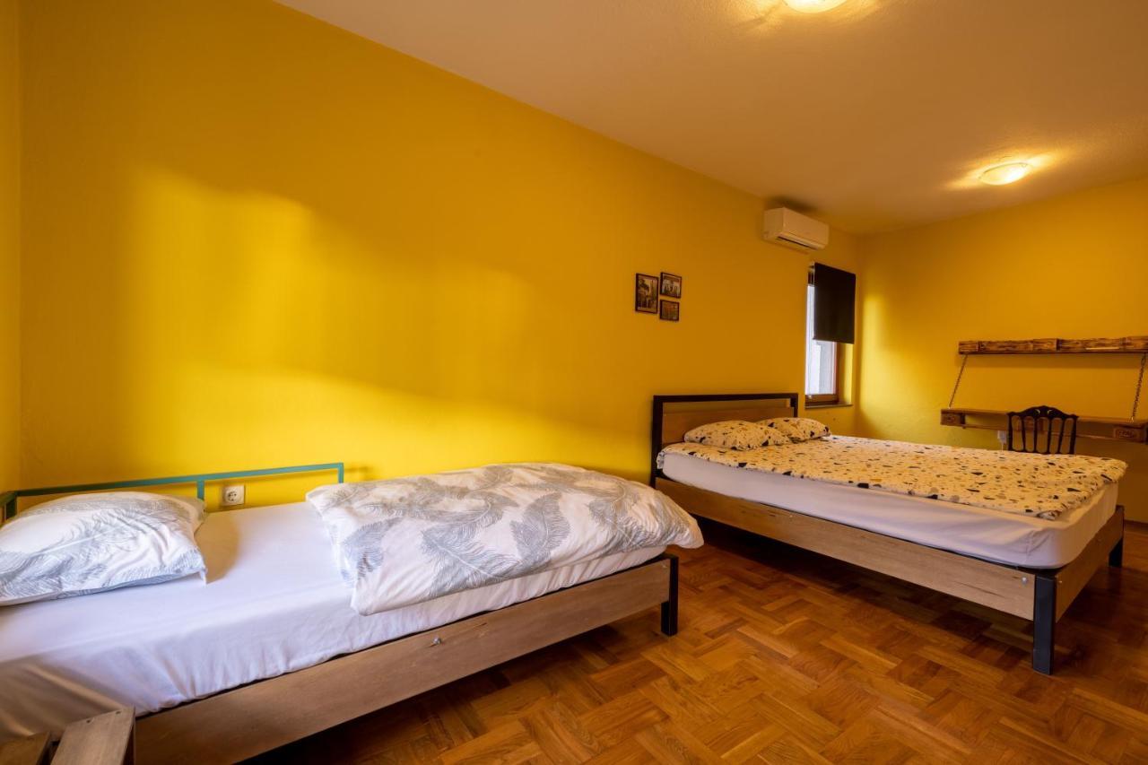 Hostel Prishtina Backpackers Prishtine Bagian luar foto