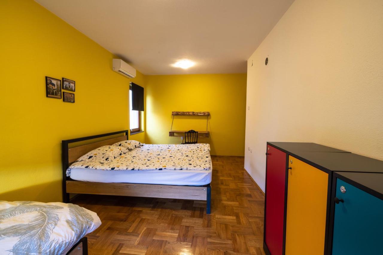 Hostel Prishtina Backpackers Prishtine Bagian luar foto