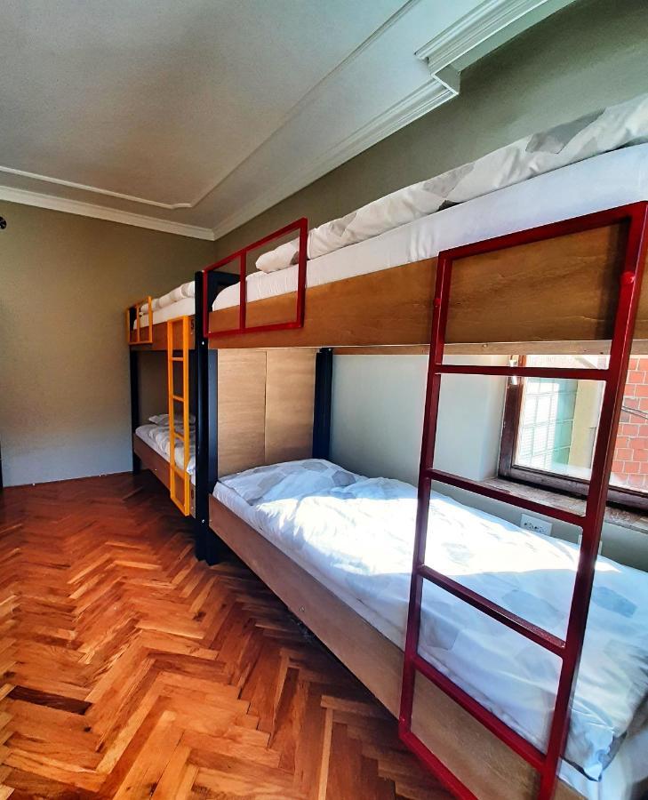 Hostel Prishtina Backpackers Prishtine Bagian luar foto