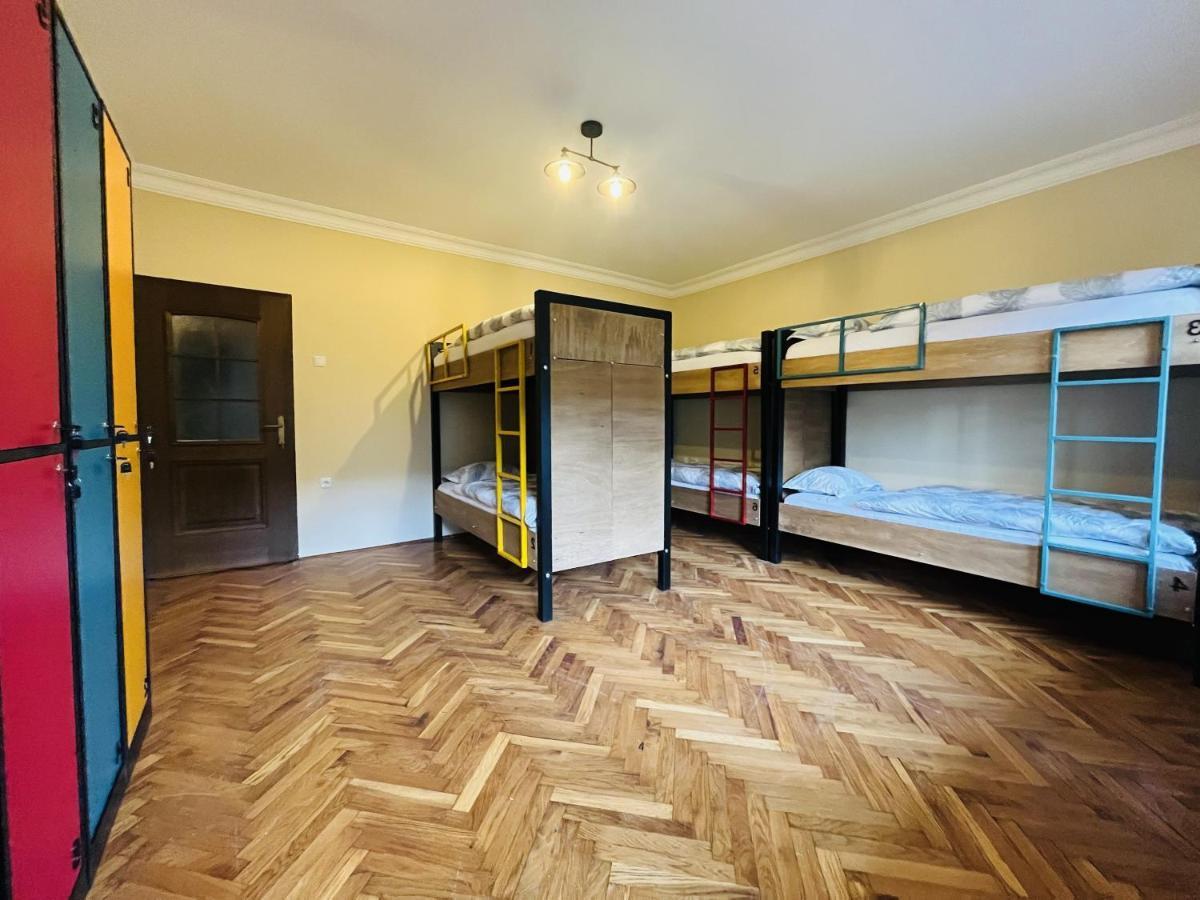 Hostel Prishtina Backpackers Prishtine Bagian luar foto