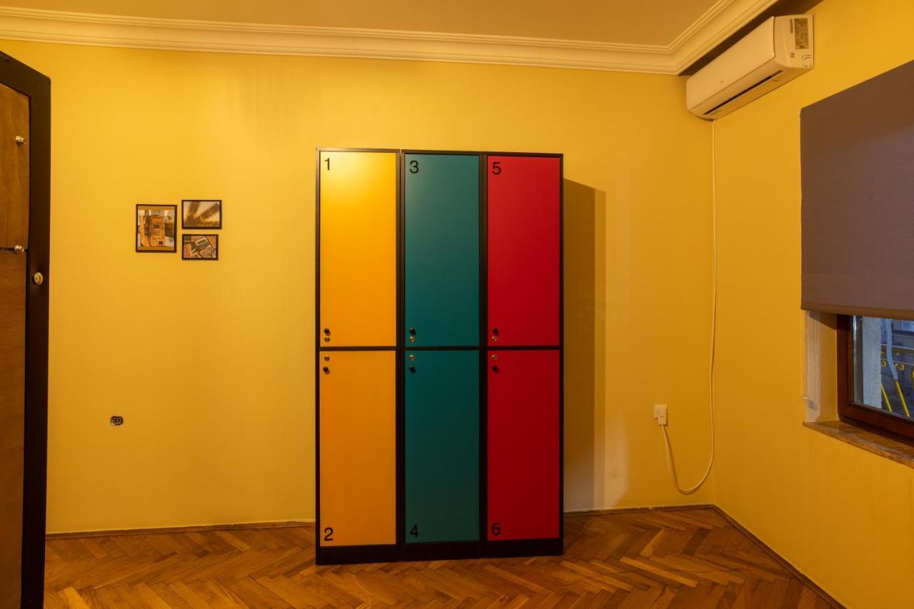 Hostel Prishtina Backpackers Prishtine Bagian luar foto