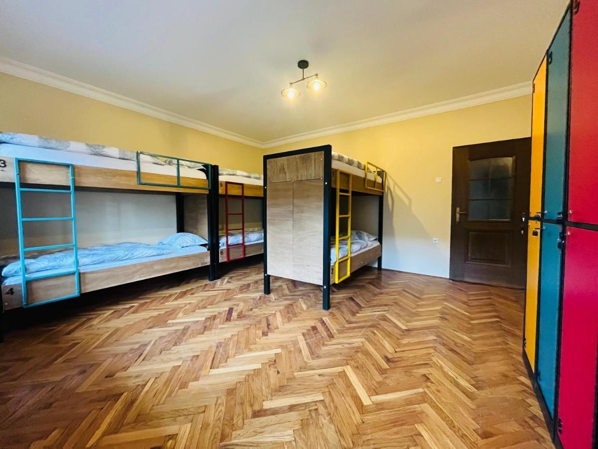 Hostel Prishtina Backpackers Prishtine Bagian luar foto
