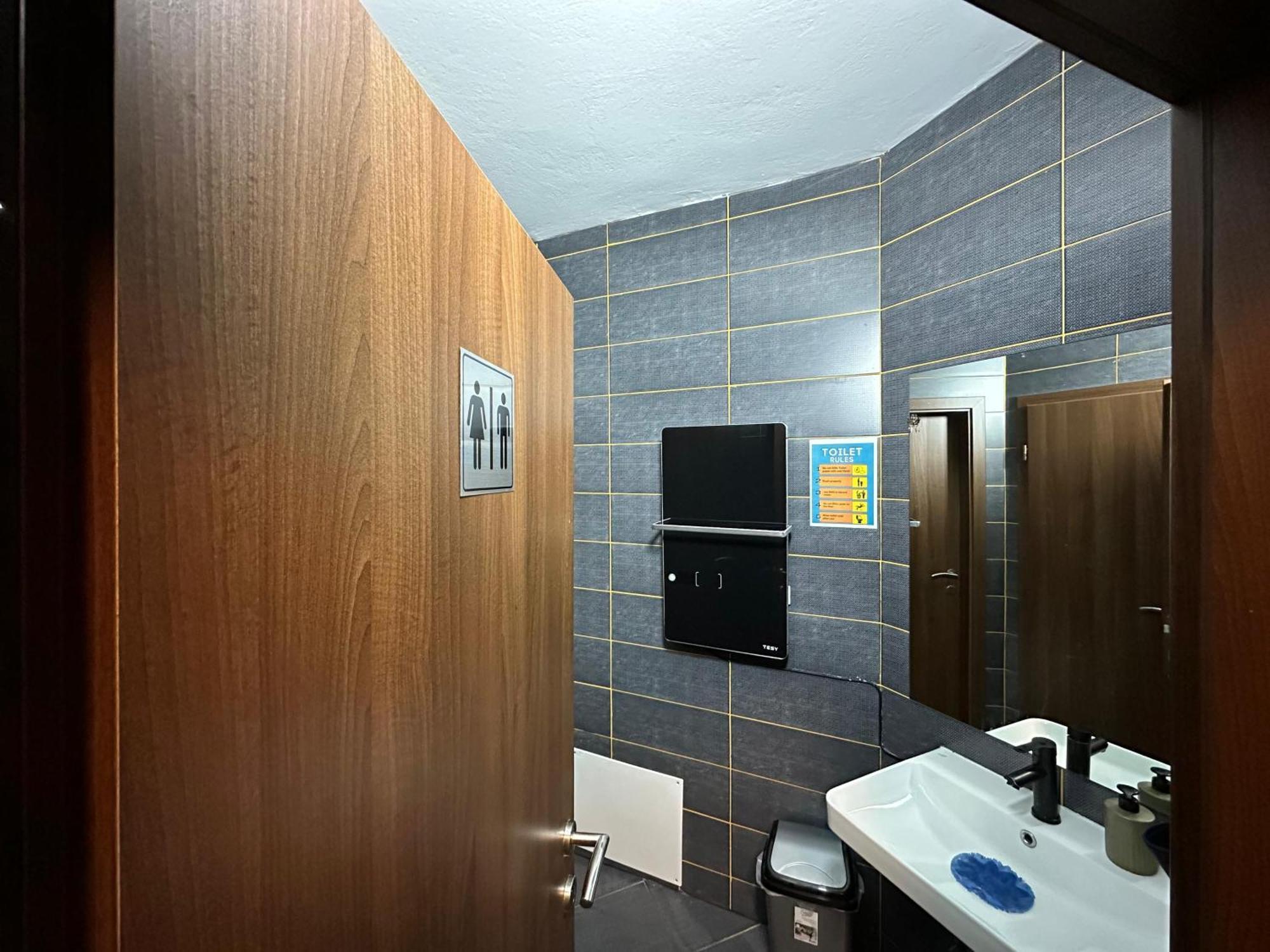 Hostel Prishtina Backpackers Prishtine Bagian luar foto