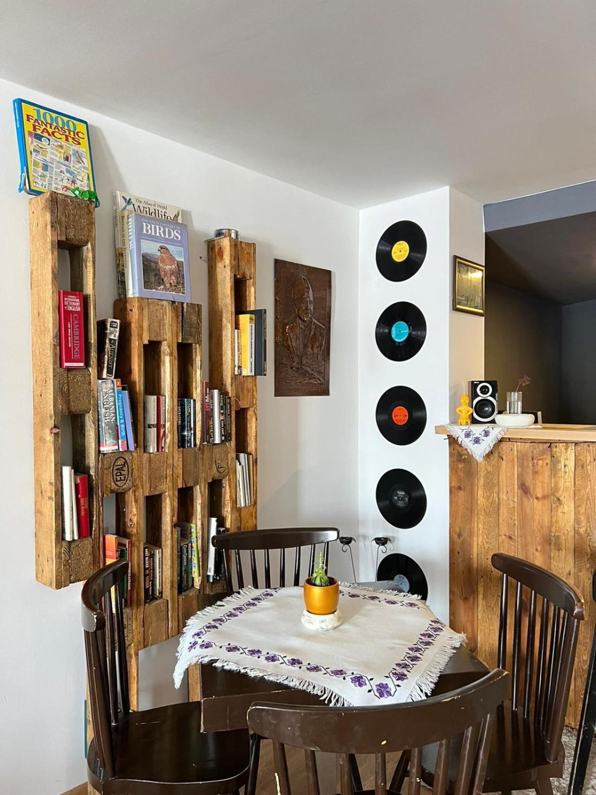 Hostel Prishtina Backpackers Prishtine Bagian luar foto